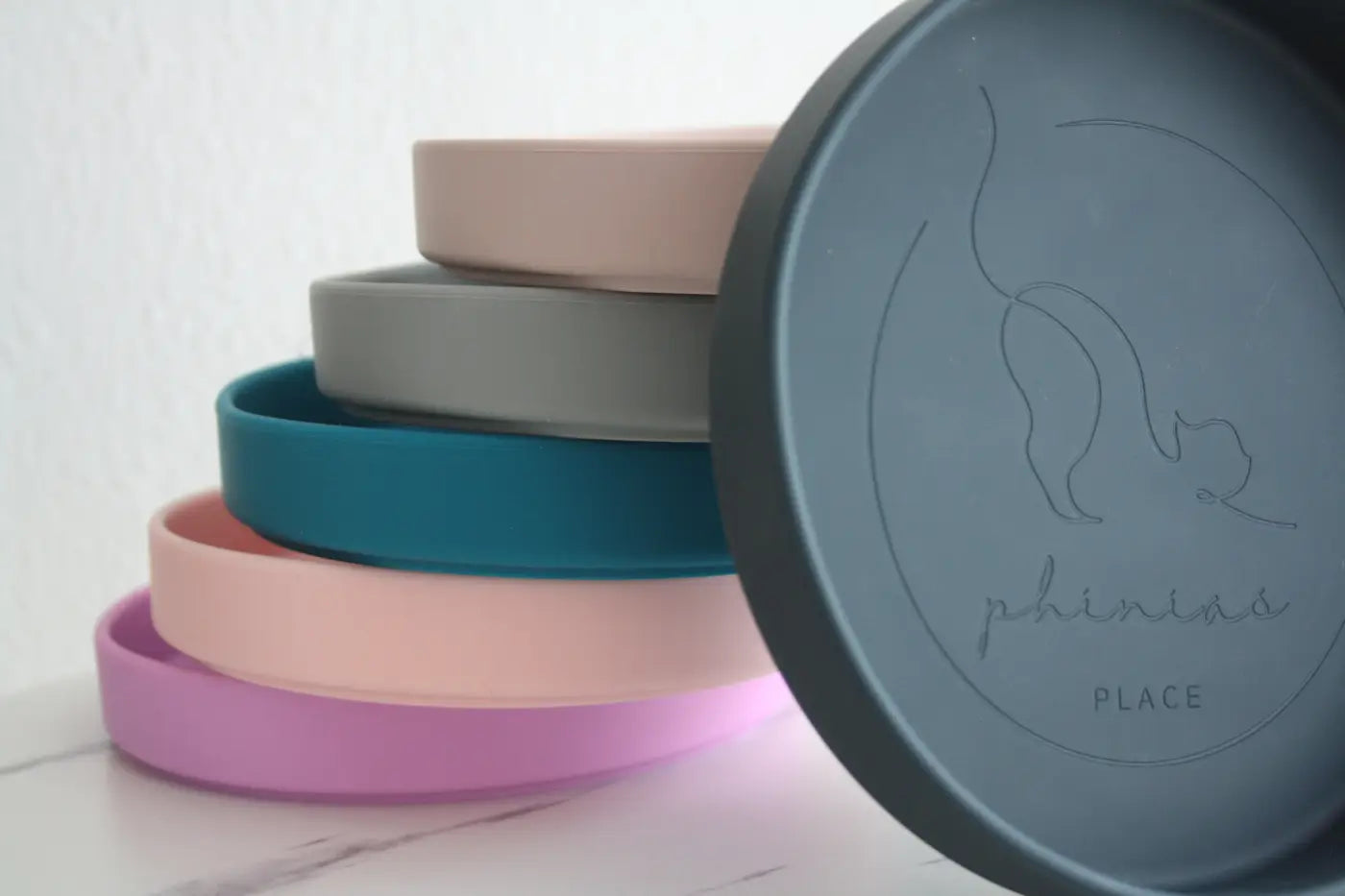 Ein Stapel bunter Näpfe für Haustiere.