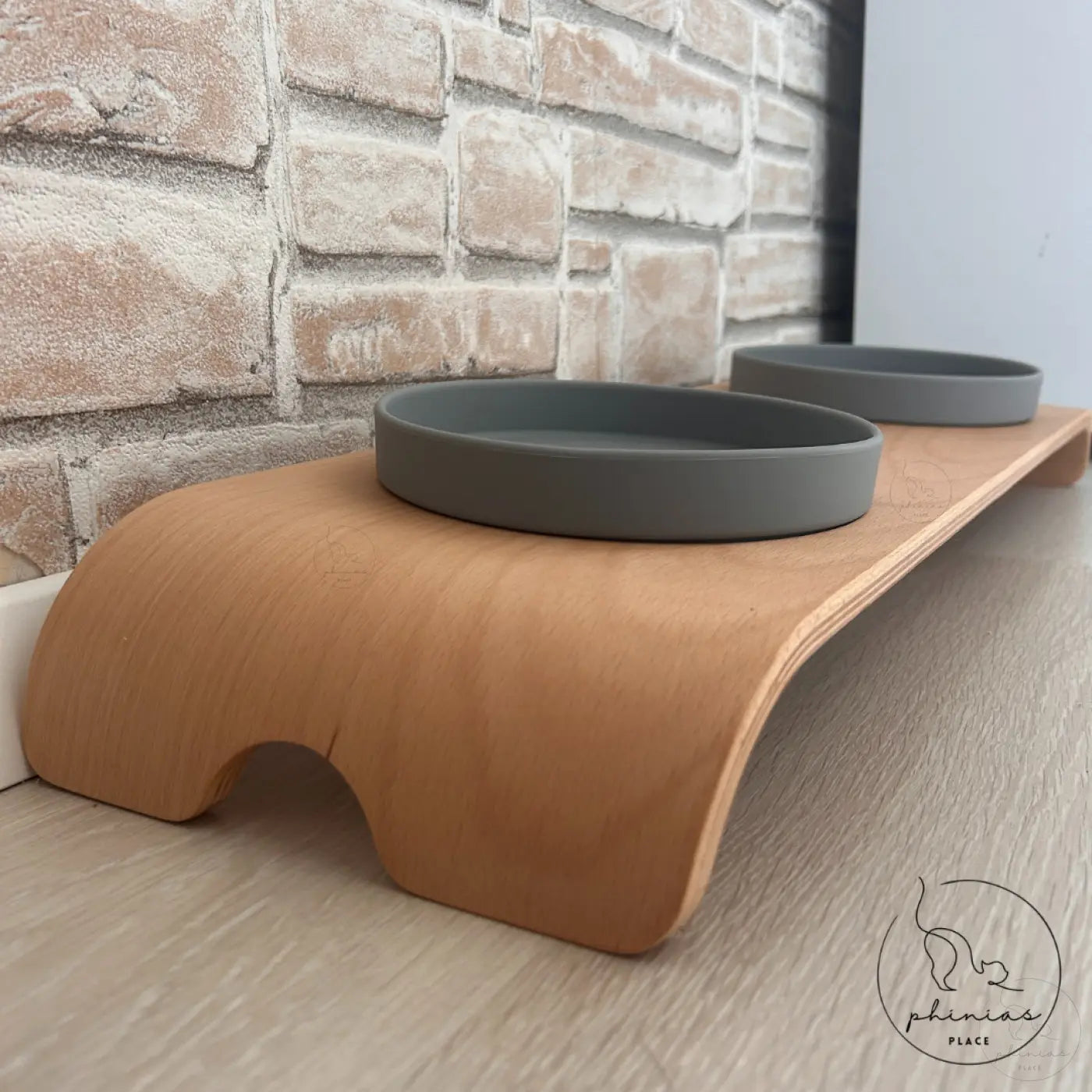 Erhöhte Futterstation für Haustiere mit zwei grauen Schalen.