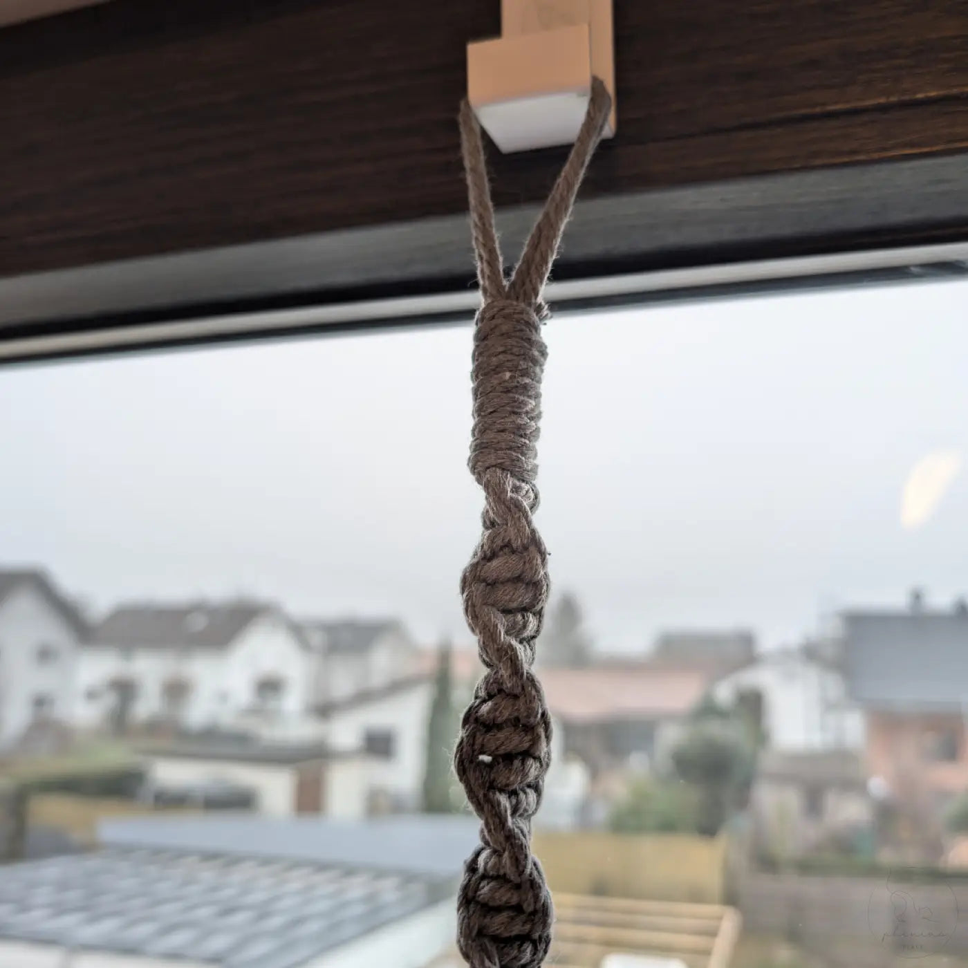 Graues geknotetes Seil zum Aufhängen.