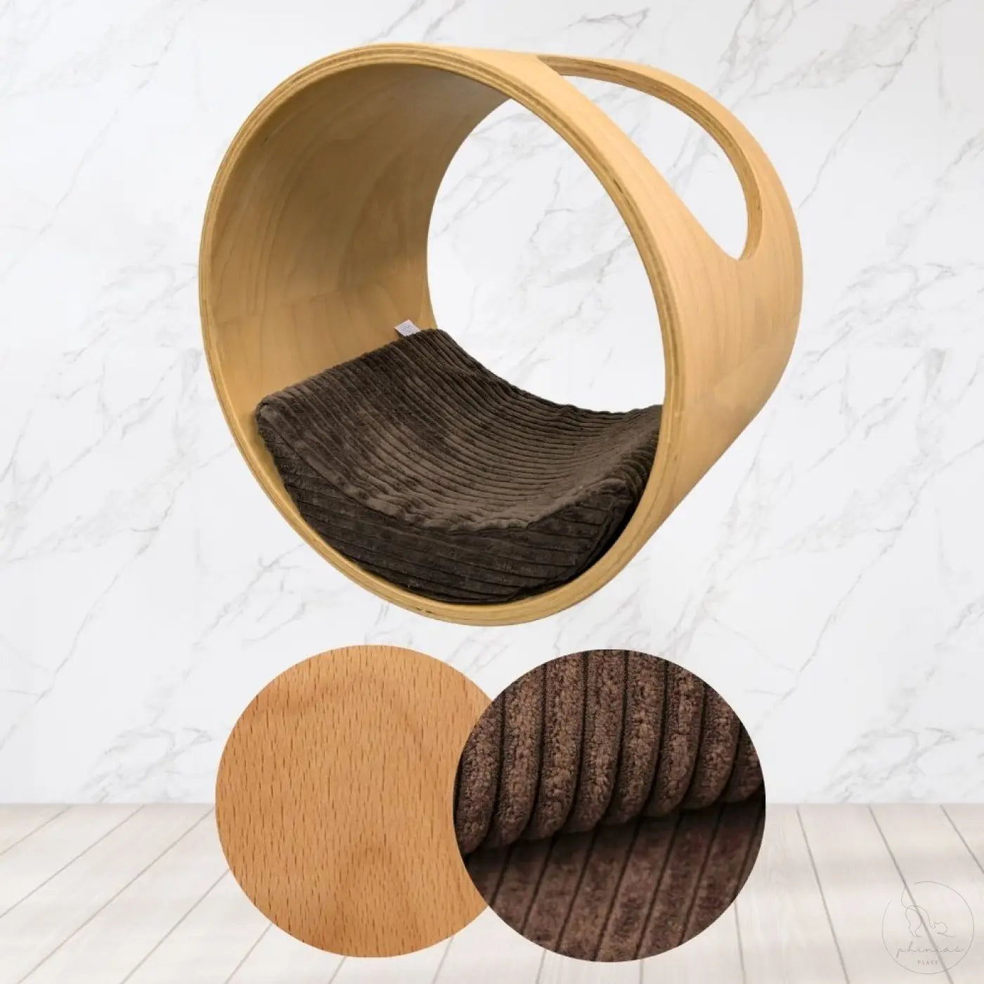 Phinias runde katzenliege mit light wood finish und mondförmigem dunkelbraunem corduroy kissen als wand katzenmöbel
