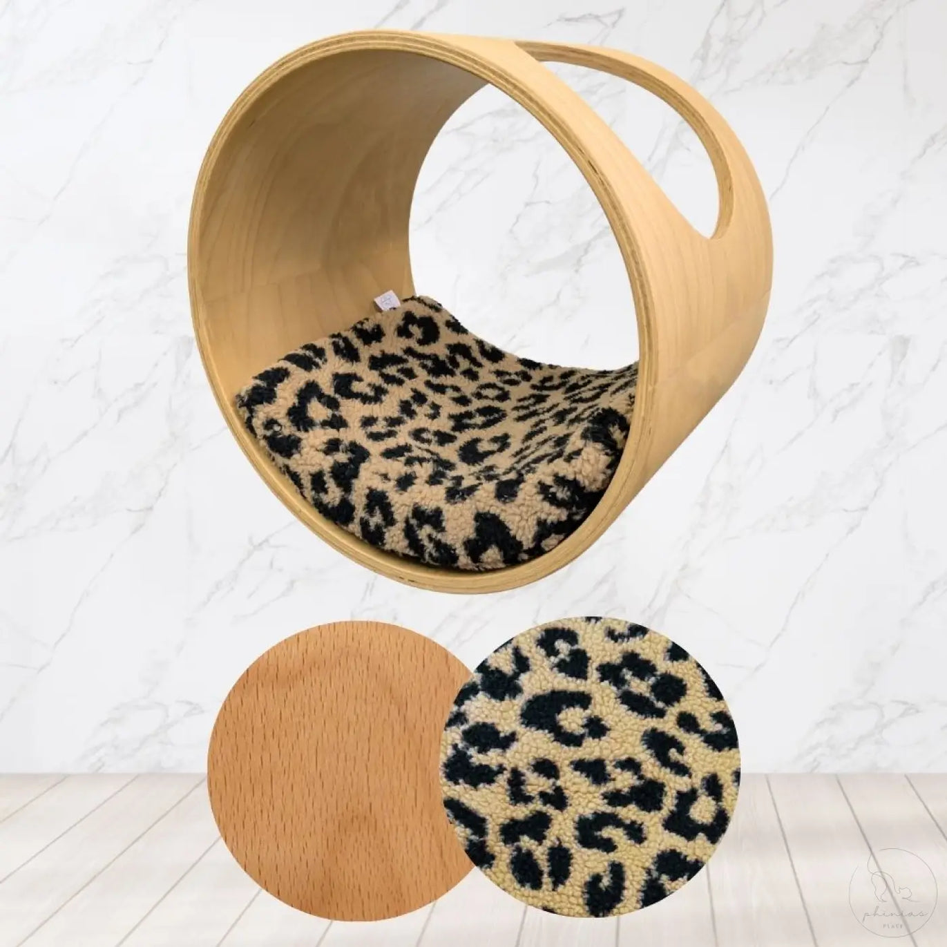 Booba phinias runde katzenliege aus hellem holz mit mondförmigem kissen und leopardmuster innen als wand katzenmöbel