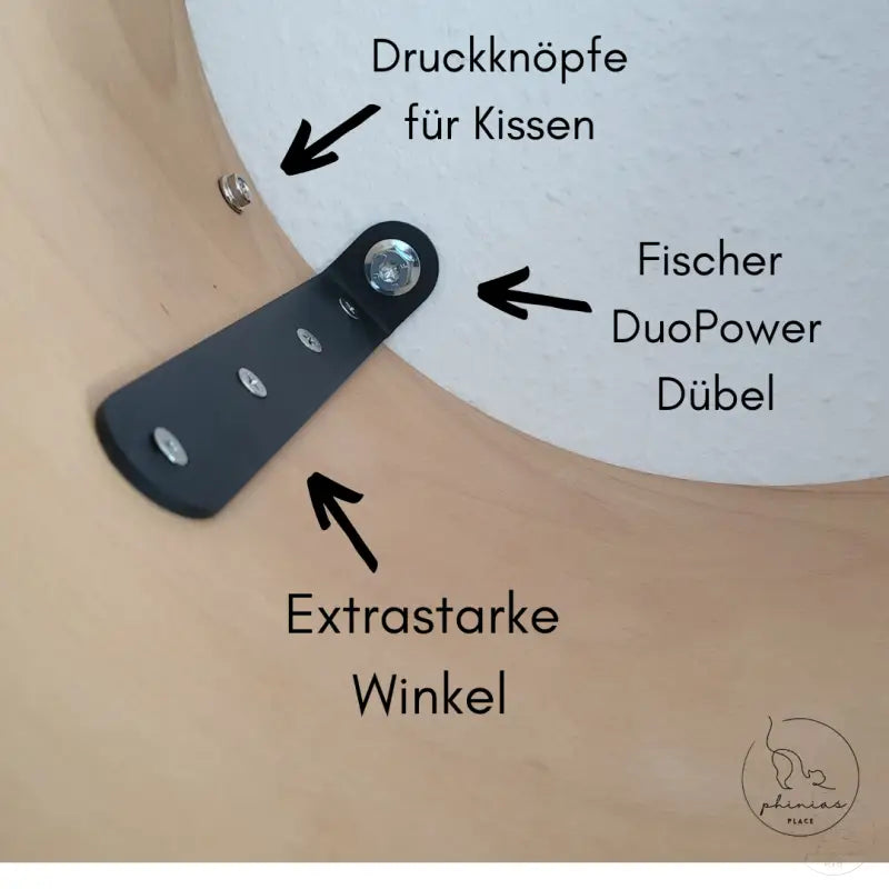 Schwarze Metallhalterung mit silbernen Befestigungen für Phinias Runde Katzenliege