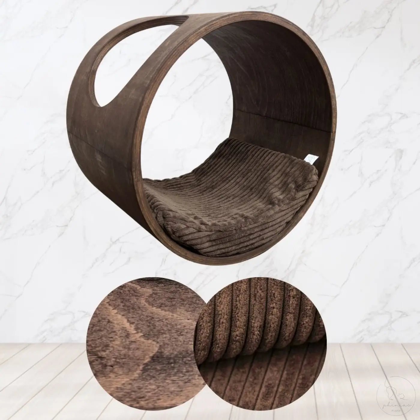 Dunkelbraune phinias runde katzenliege mit mondförmigem kissen und grauem ribbed polster als wand katzenmöbel