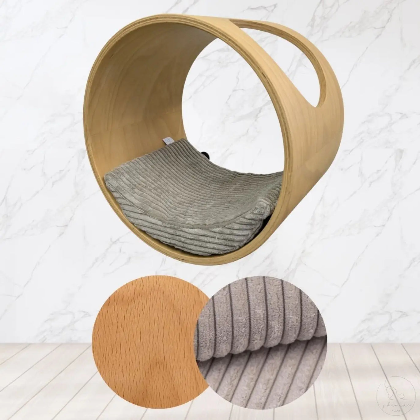 Phinias runde katzenliege booba aus hellem holz mit mondförmigem kissen und grauem ribbed polster als wand katzenmöbel