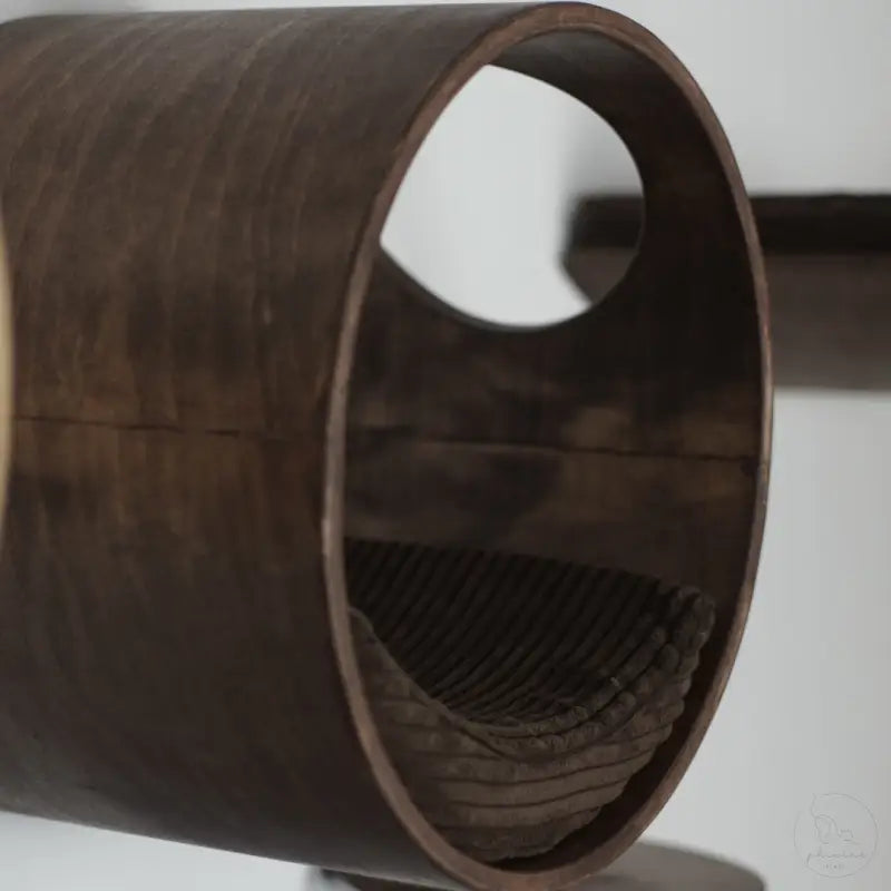 Cylindrisches Holz Katzenbett in der Phinias runde Katzenliege mit mondförmigem Kissen