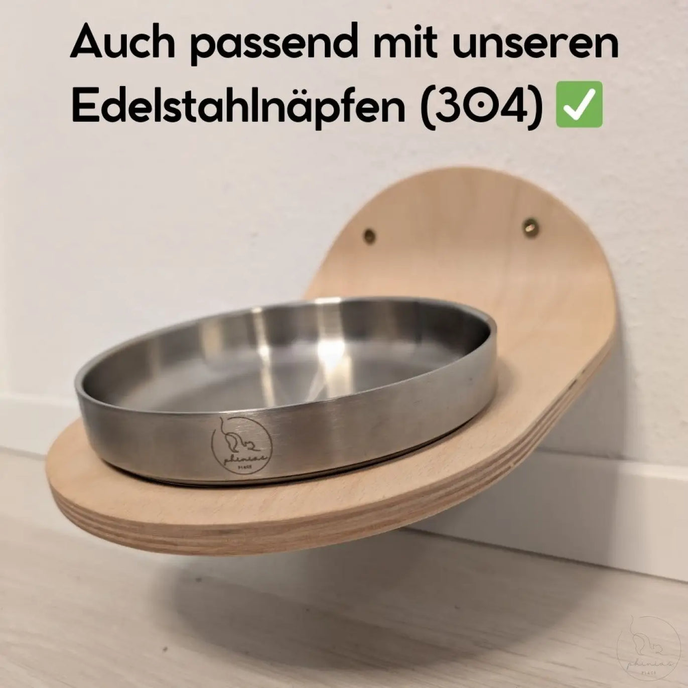 Erhöhte Futterstation für Haustiere.