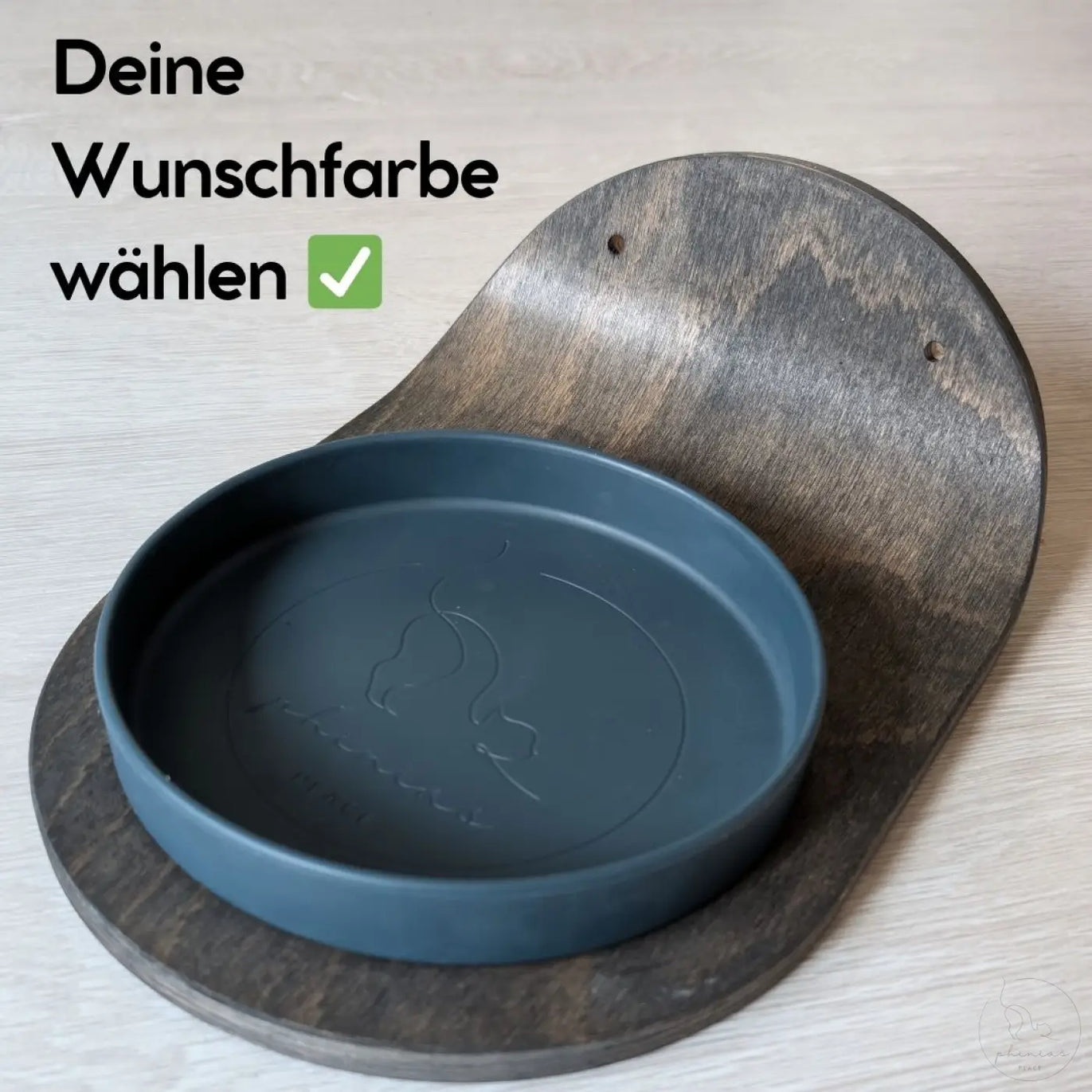 Halter für Haustiernapf aus Holz mit blauer Schale.