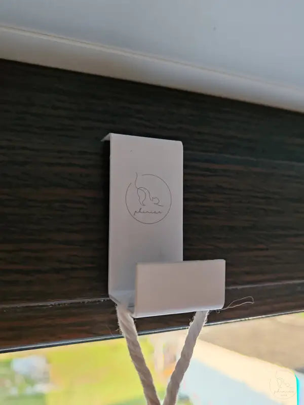 Jalousienschnurhalter aus weißem Metall.