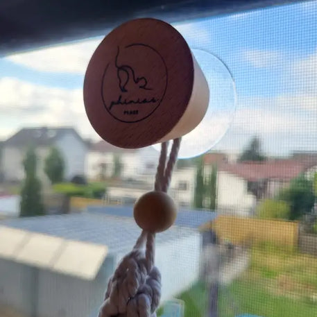 Weiß-brauner Holzkugeln-Vorhangzieher mit geflochtener Seil-Griff von Dobbi für Phinias Fensterliege Katzenliege