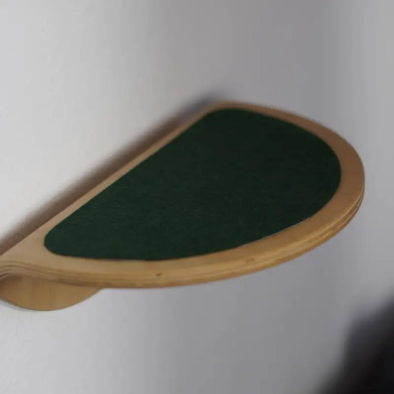 Regal aus Holz mit grünem Filz.