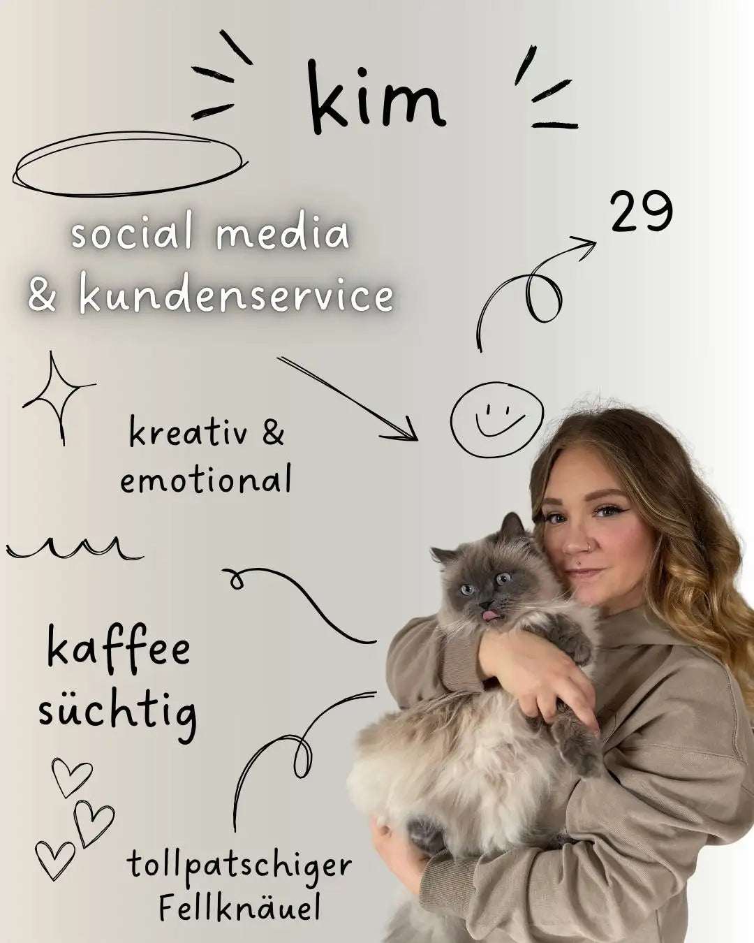 Eine flauschige graue und weiße langhaarige Katze, die von einer Frau gehalten wird.