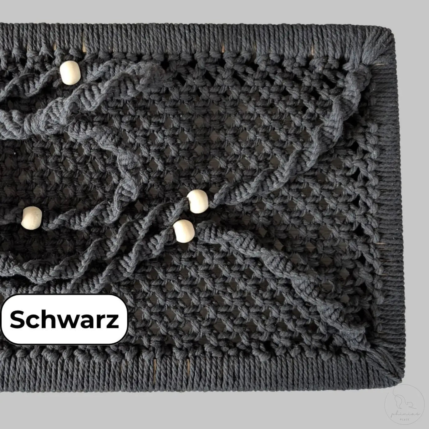 Schwarzes Makramee Wandbehang mit Perlen für Phinias XXL Fensterliege und Maine Coon