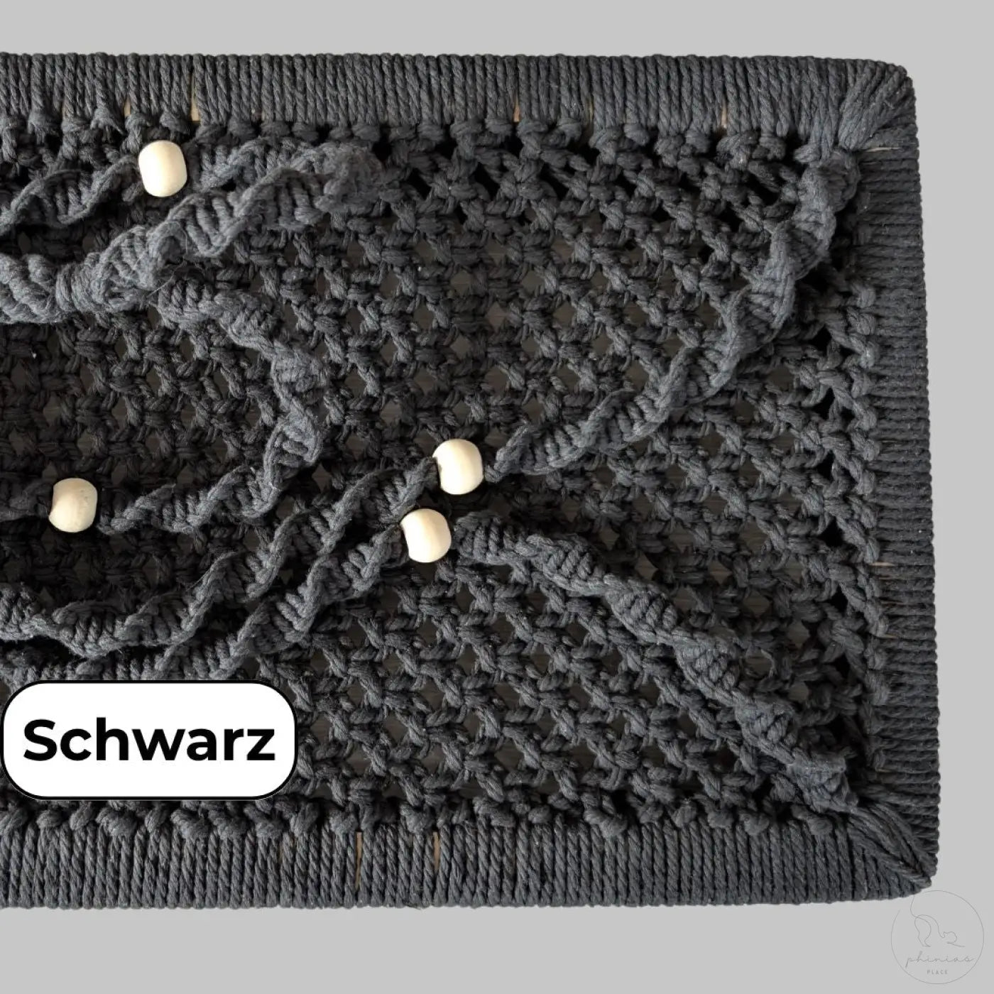 Schwarzes Makramee Wandbehang mit Perlen für Phinias XXL Fensterliege und Maine Coon