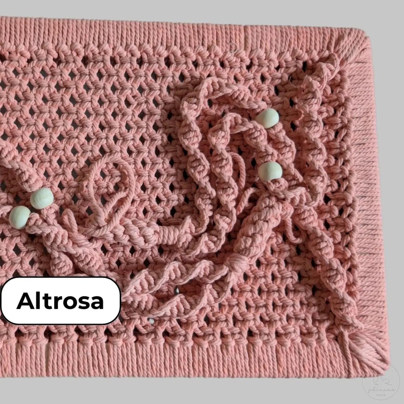 Pinkes Makramee Wandbild mit Perlen für Phinias XXL Fensterliege und Maine Coon