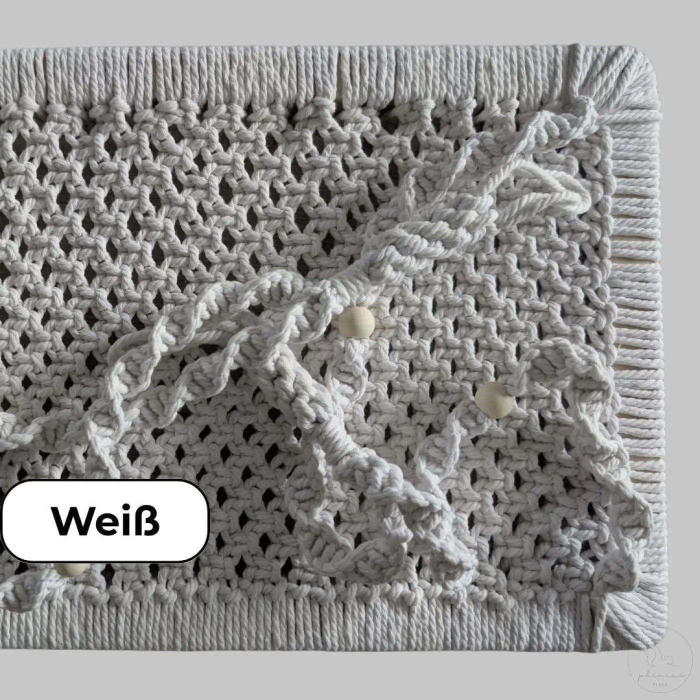 Weiße Makrame Wanddekoration für Phinias XXL Fensterliege, ideal für Maine Coons und Norwegische Waldkatzen