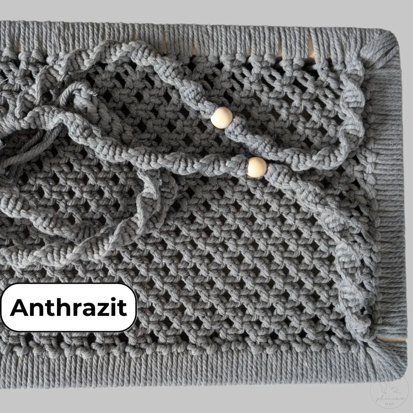 Graue Makrame Wanddekoration mit Phinias XXL Fensterliege für Maine Coon norwegische Waldkatze