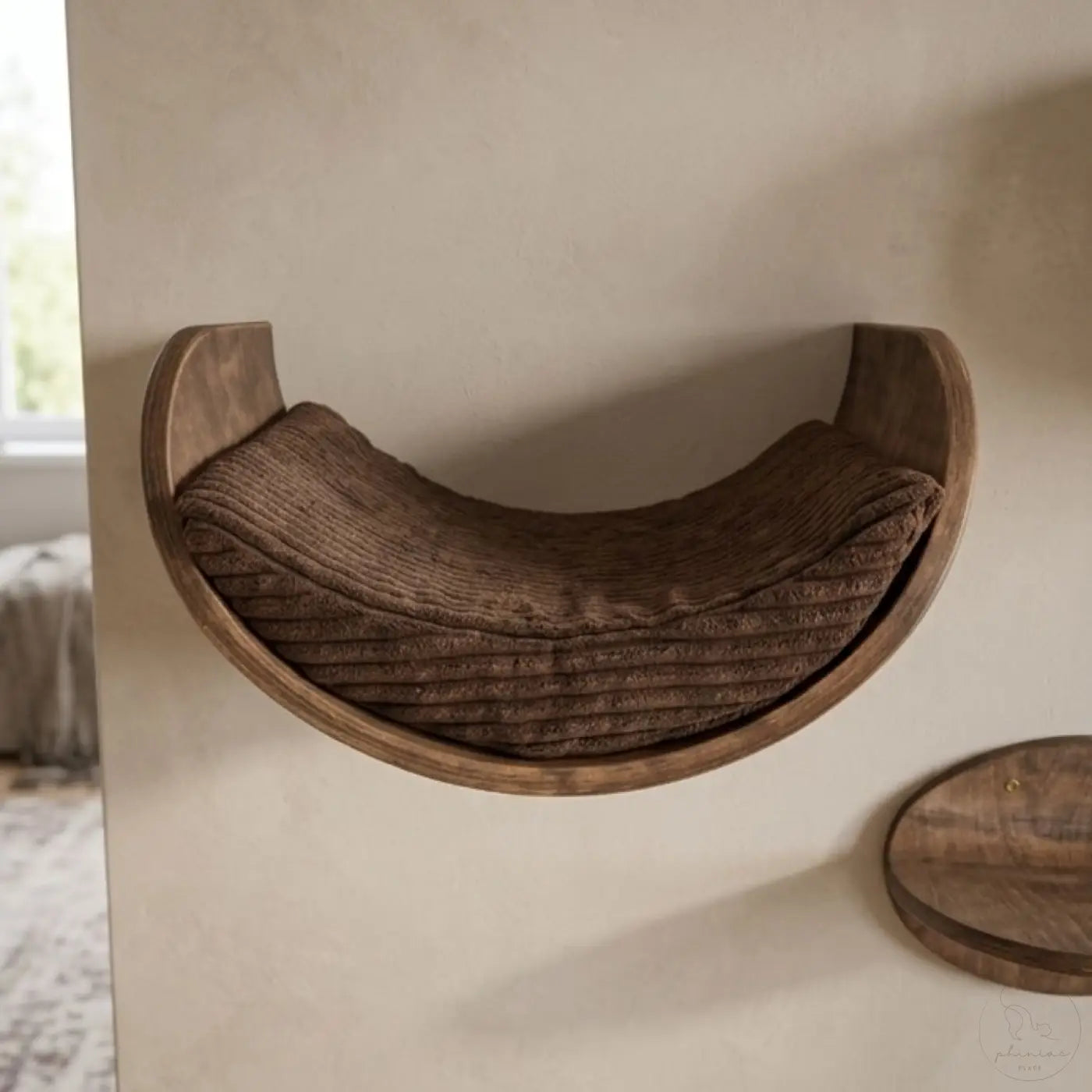 Moon phinias halbmond katzenliege aus holz mit braunem cord samt kissen ideal als katzenliege fensterplatz