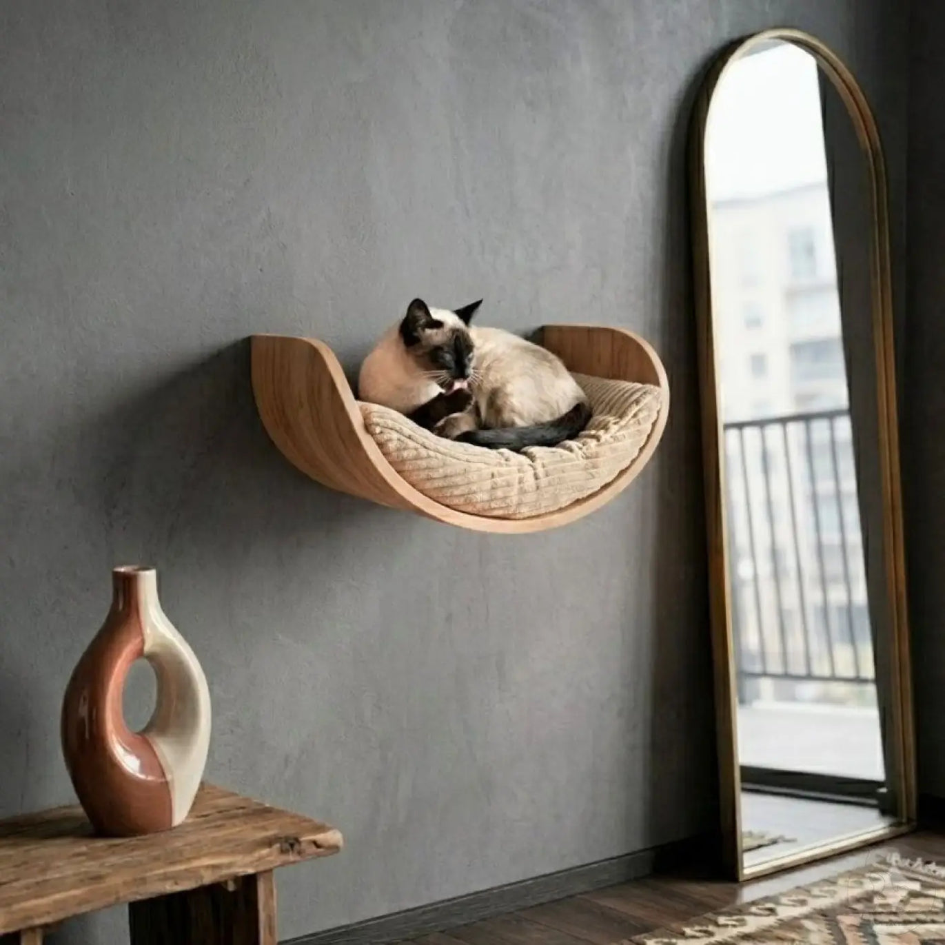 Eine elegante phinias fensterliege moon katzenliege fensterplatz aus gebogenem holz mit beige gepolstertem kissen