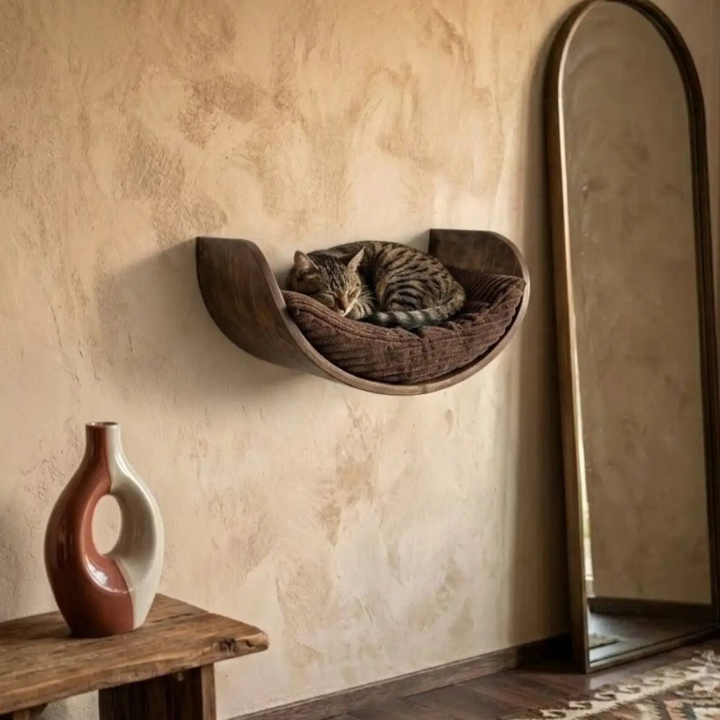 Die phinias fensterliege moon ist eine dunkelbraune katzenliege fensterplatz aus holz mit kuscheligem cord samtkissen