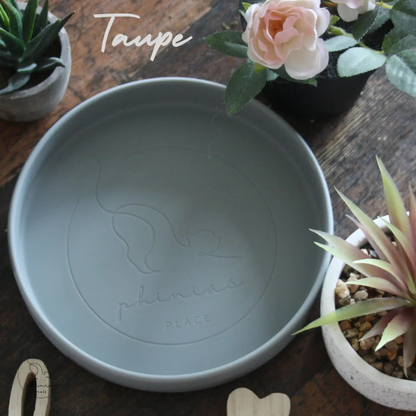 Taupefarbene, flache Schale.