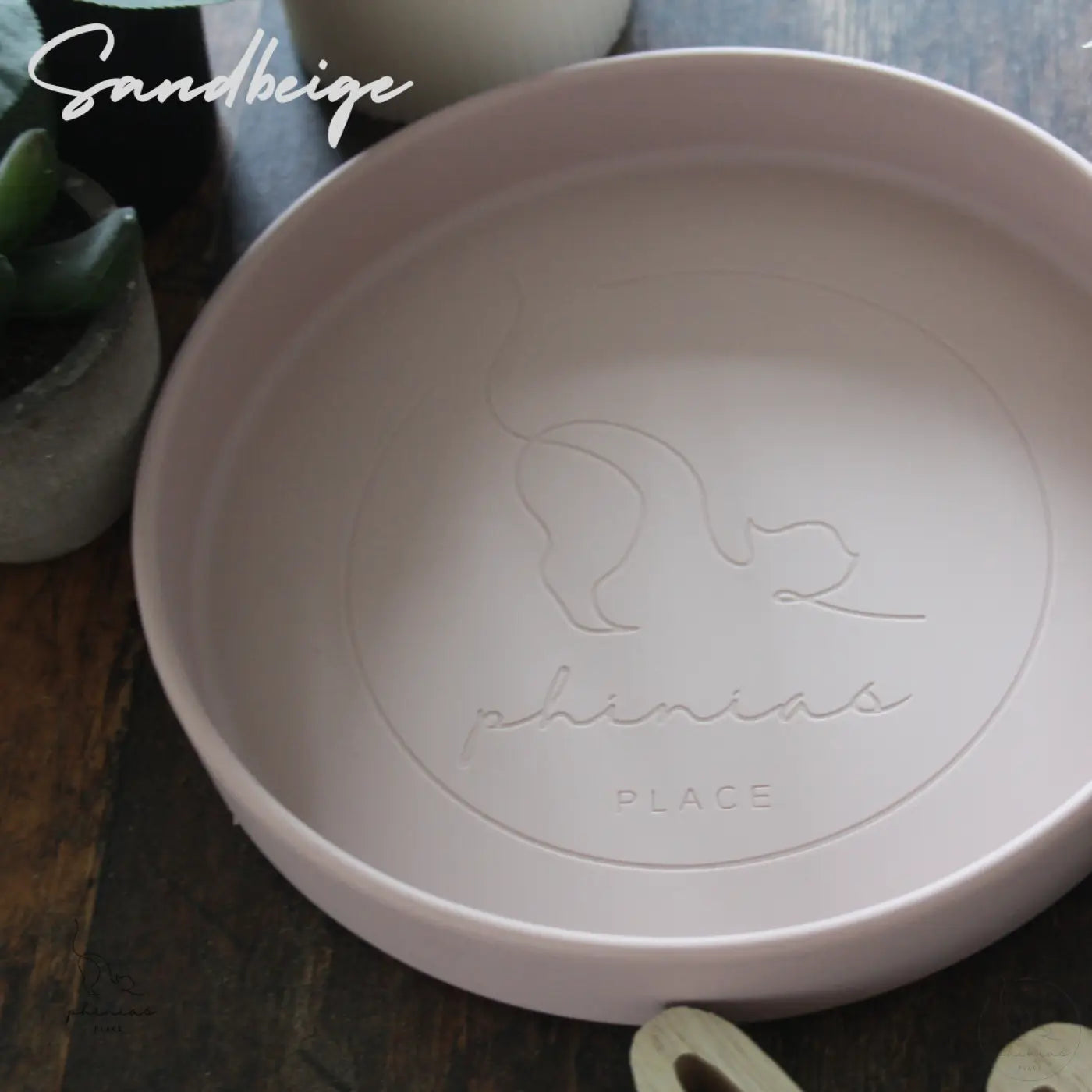 Runder, sandbeiger Haustiernapf.