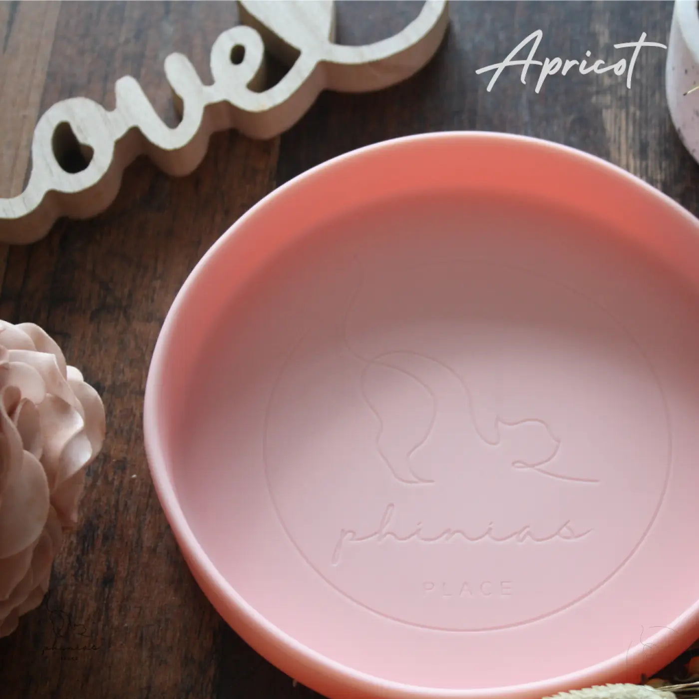 Aprikosenfarbene, runde, flache Schale.