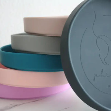 Ein Stapel bunter Näpfe für Haustiere.