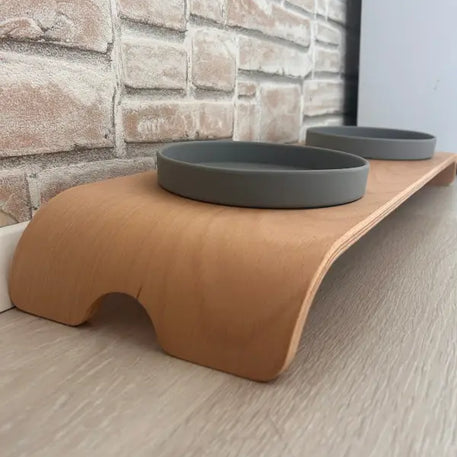 Erhöhte Futterstation für Haustiere mit zwei grauen Schalen.