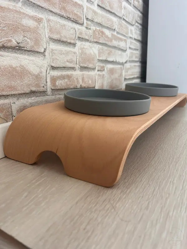 Erhöhte Futterstation für Haustiere mit zwei grauen Schalen.
