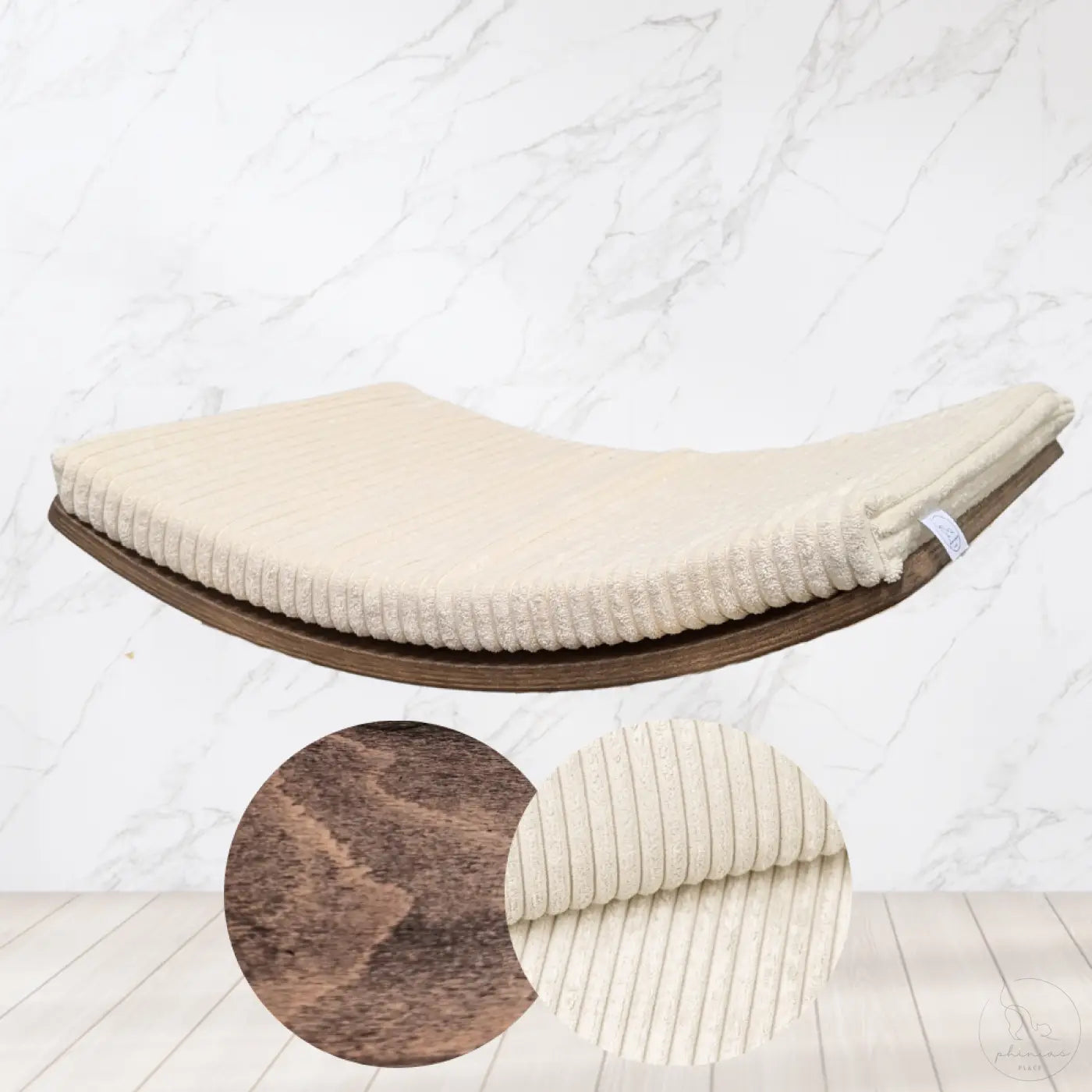 Beige corduroy katzenhängematte mit rahmen aus dunklem holz phinias gebogene katzenliege im schwebenden design