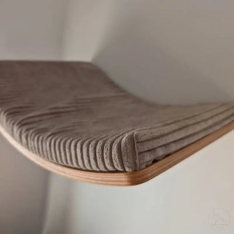 Phinias gebogene Katzenliege mit schwebendem Design, gebogenem Regal und beigem Kissen