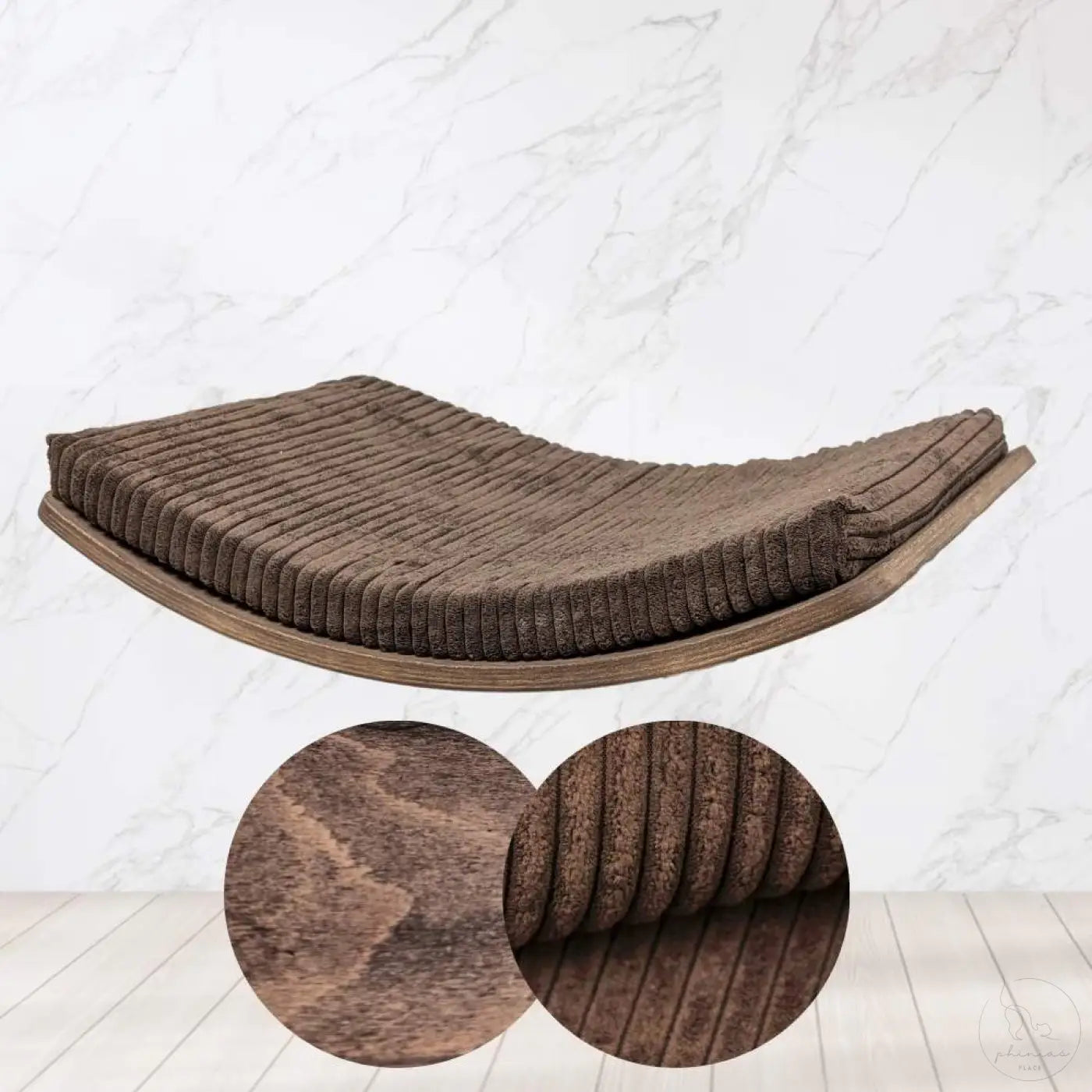 Braune corduroy katzenliege phinias gebogene katzenliege mit schwebendem design und holzrahmen aus buchensperrholz