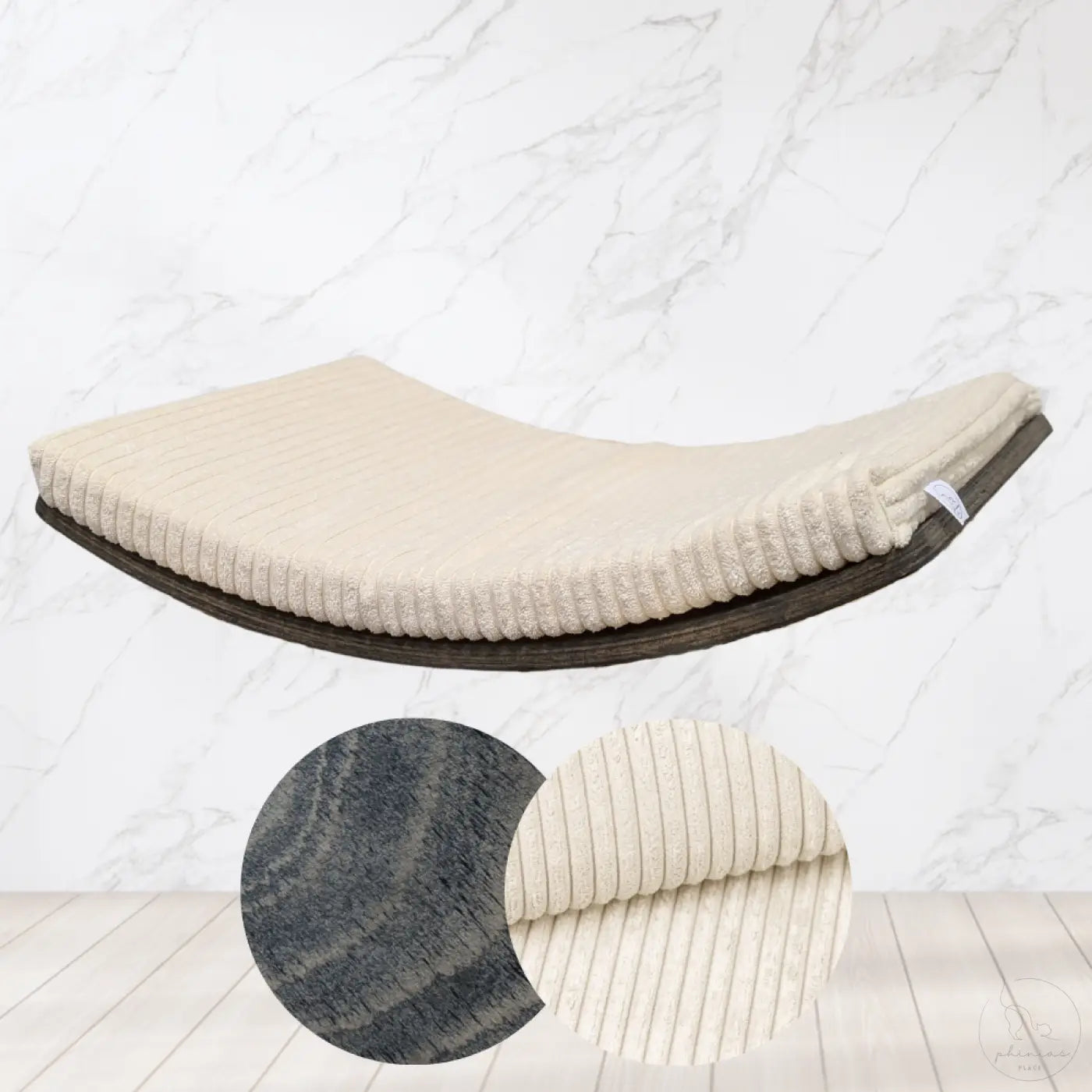 Beige corduroy gepolsterte phinias gebogene katzenliege mit dunkelholzrahmen im schwebenden design aus buchensperrholz