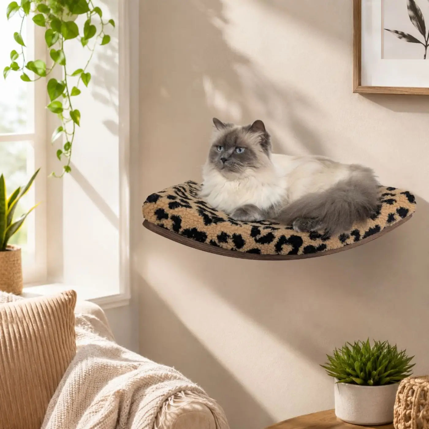 Phinias gebogene katzenliege mit leopardmuster, kuscheliger bezug und schwebendes design aus buchensperrholz