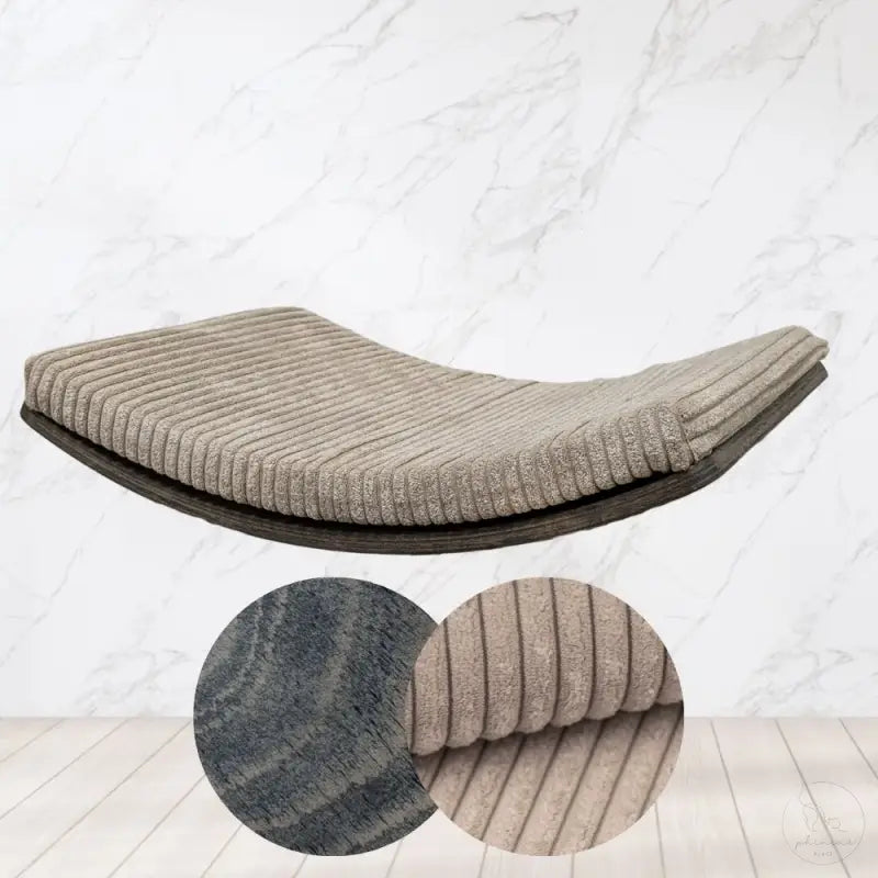 Phinias gebogene Katzenliege in schwebendem Design aus Buchensperrholz