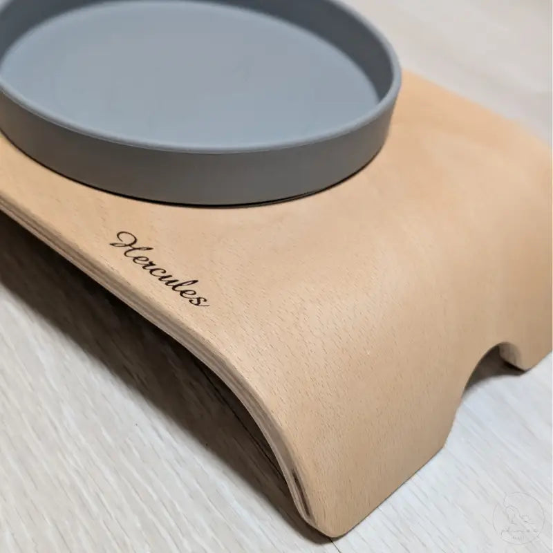 Erhöhter Ständer für Haustiernäpfe.