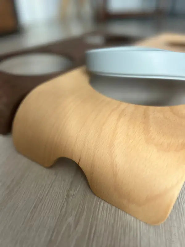 Hölzernes, gebogenes und helles Objekt.