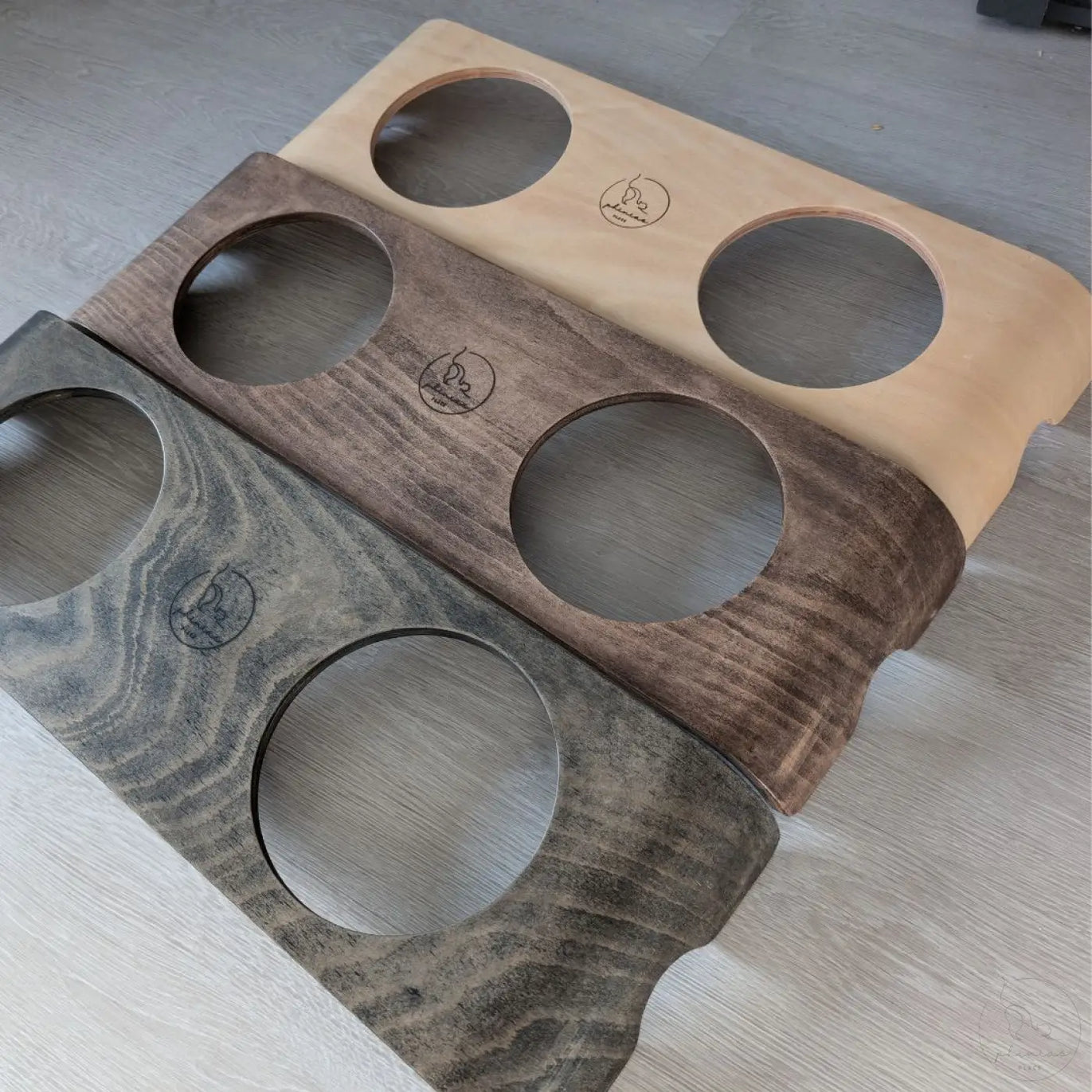 Tiernapfständer aus Holz mit kreisrunden Aussparungen.