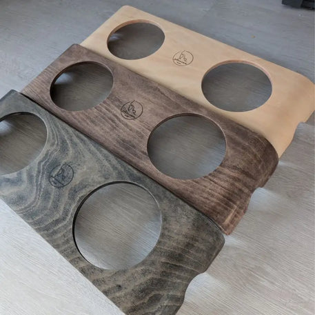 Tiernapfständer aus Holz mit kreisrunden Aussparungen.
