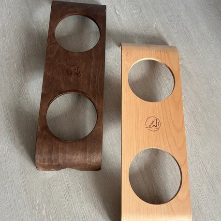 Zwei hölzerne Tiernapfständer.