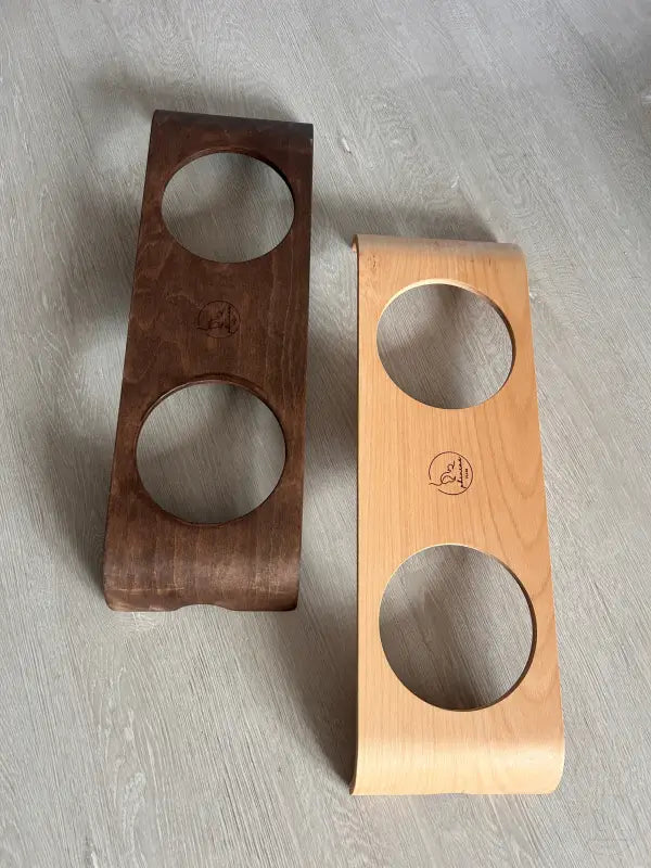 Zwei hölzerne Tiernapfständer.