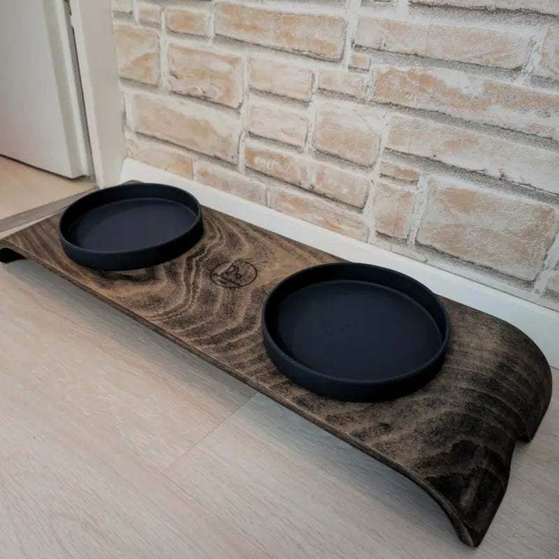 Erhöhte Futterstation für Haustiere mit zwei schwarzen Näpfen.