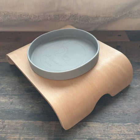 Grauer Keramik-Tiernapf.