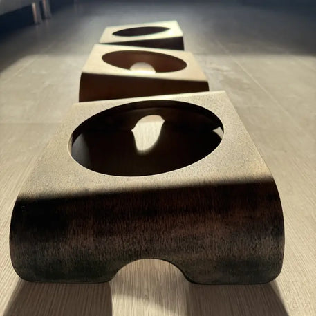 Drei hölzerne Tiernapfständer.