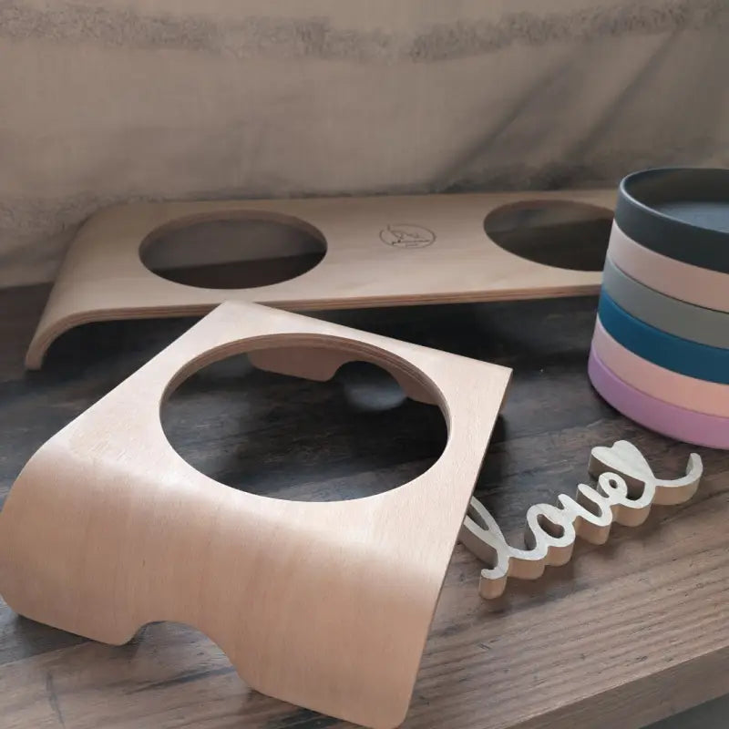 Unfertige Holzschalenständer für Haustiere.