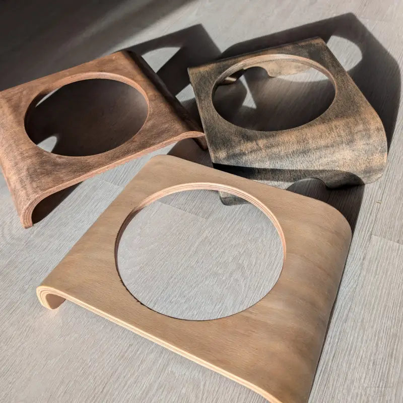 Drei hölzerne Tiernapfständer.