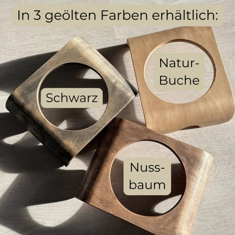 Drei Holzständer mit runden Öffnungen.