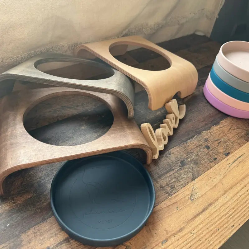 Futterstation für Haustiere mit Näpfen.