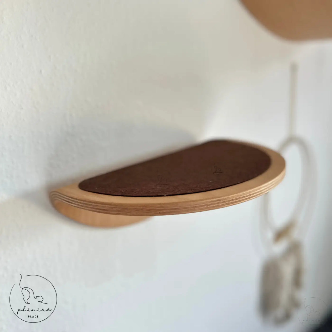 Wandregal für Katzen aus Holz mit braunem Stoff.