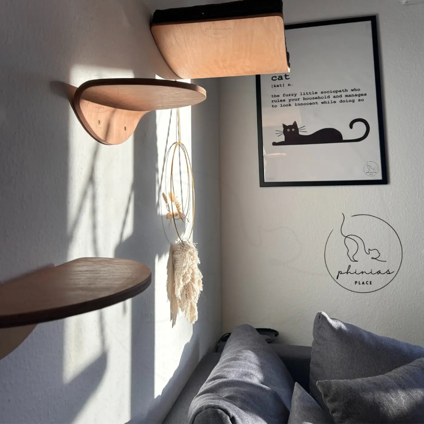 Wanddekoration mit Katzenmotiven.